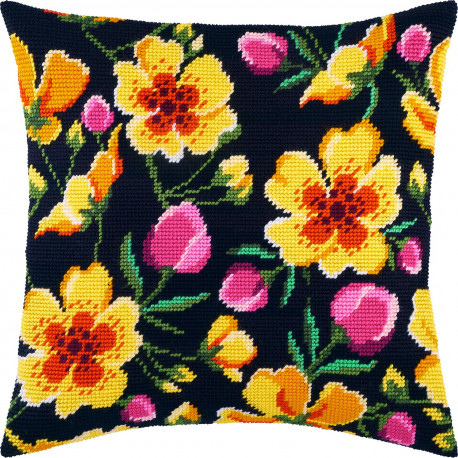 Набор для вышивки подушки Чарівниця Цветущая живая изгородь