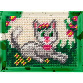 Кошечка посреди цветов Набор для вышивания с пряжей Bambini X-2129